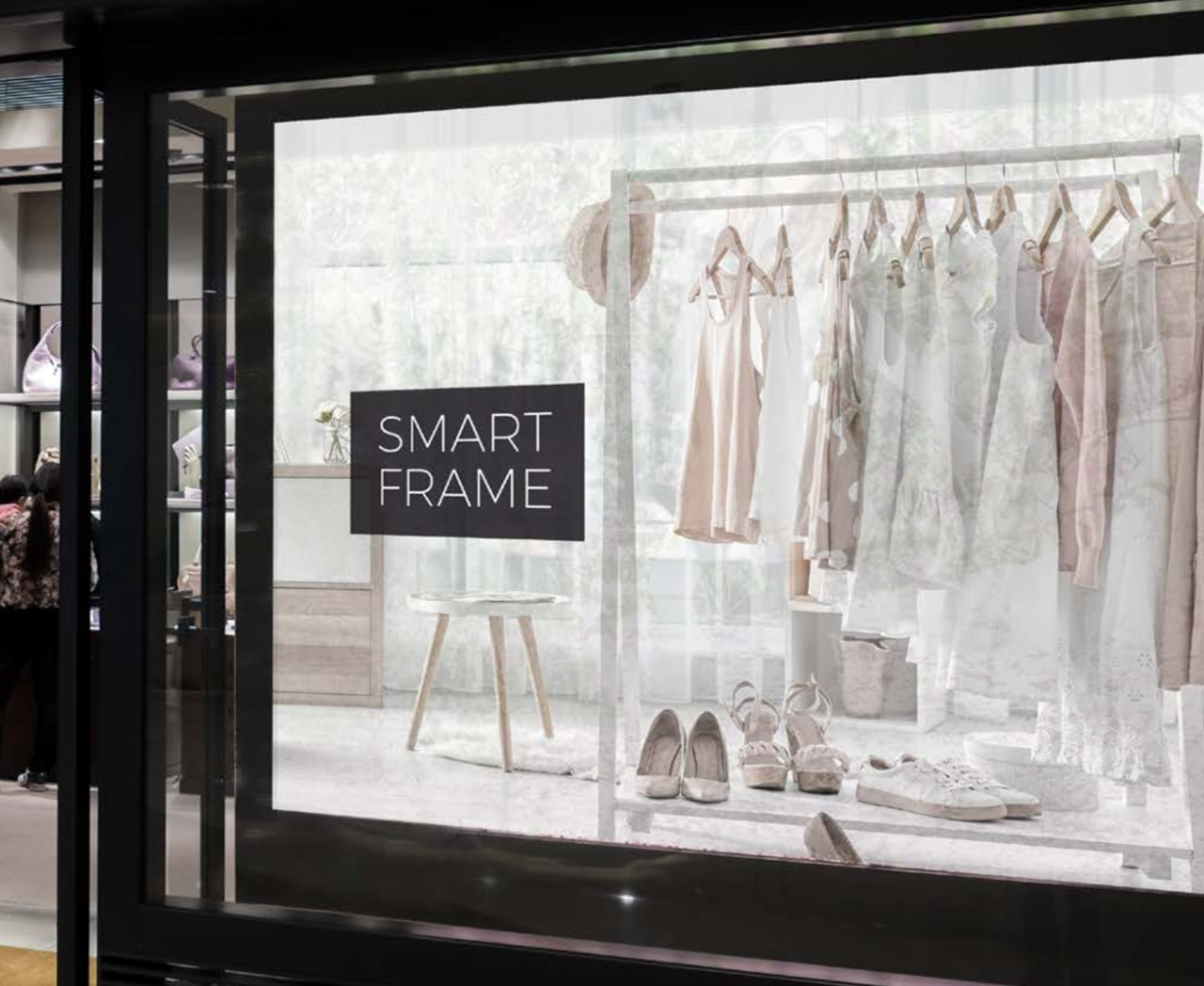 Smart Frame, system ram aluminiowych z grafiką napinaną vs. tradycyjne systemy reklamowe – co sprawia, że aluminiowe ramy z tkaniną napinaną to lepszy wybór?